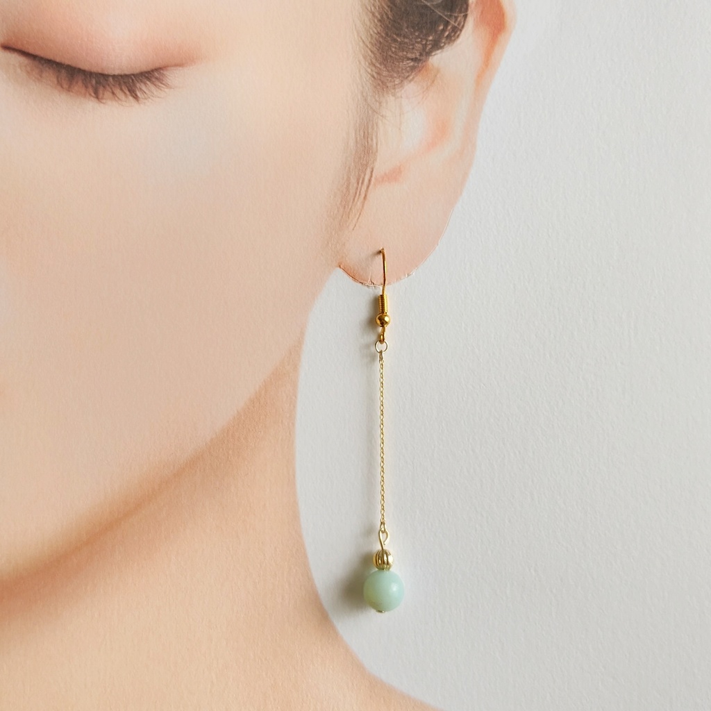 揺れる天河石の耳飾り