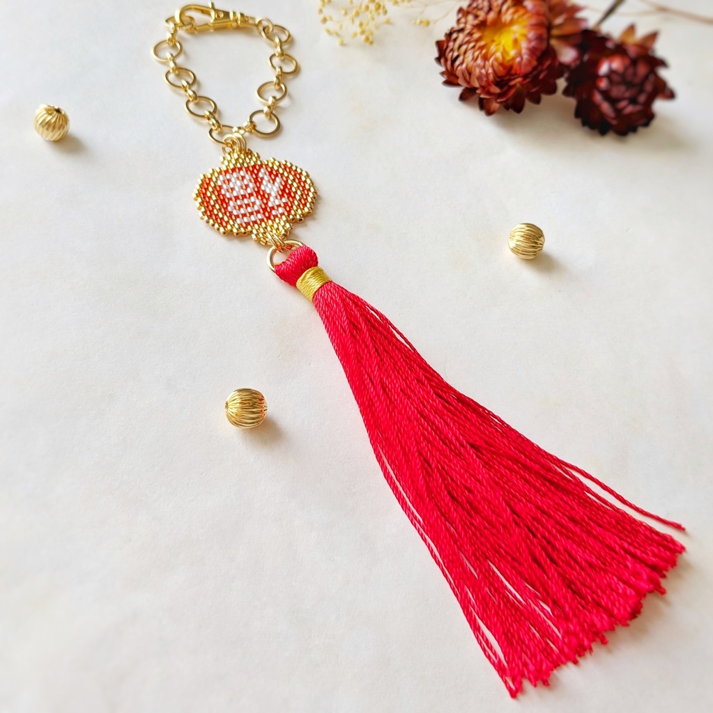 倒福のバッグチャーム