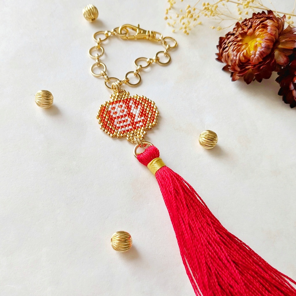 倒福のバッグチャーム