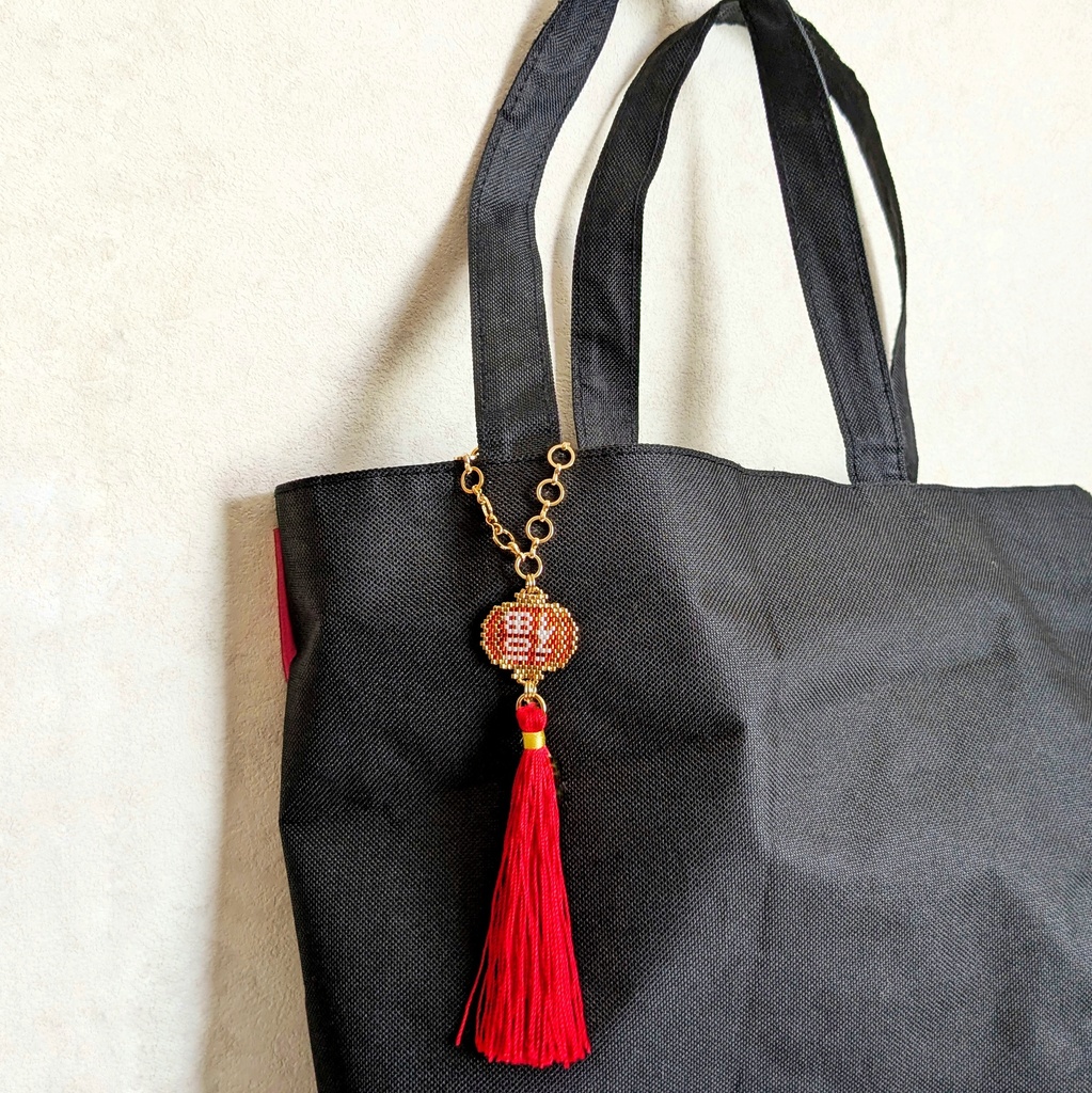 倒福のバッグチャーム