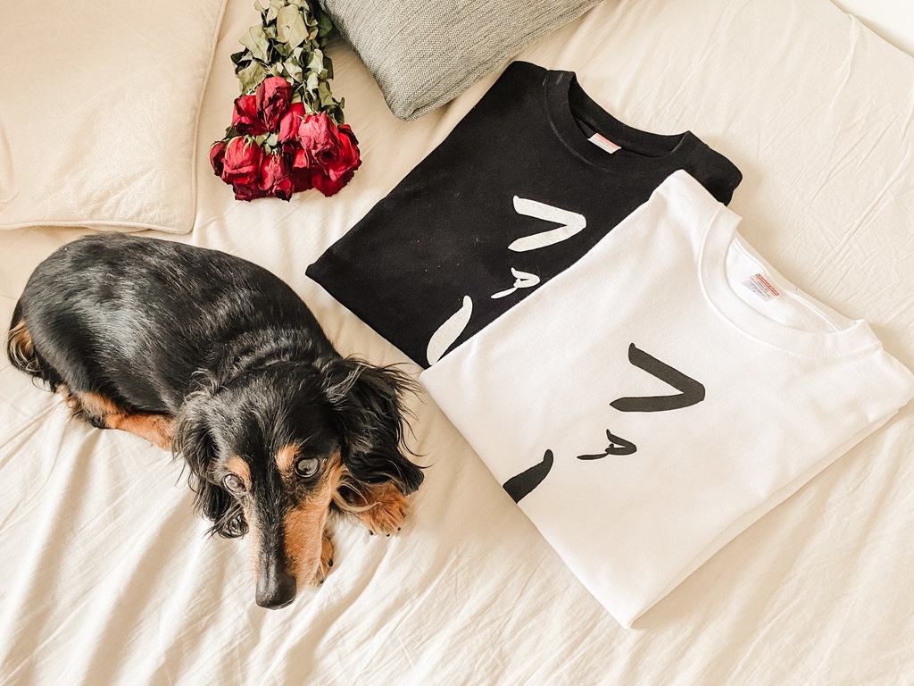 30th Anniversary ステッカー付きファーTee (白・黒)