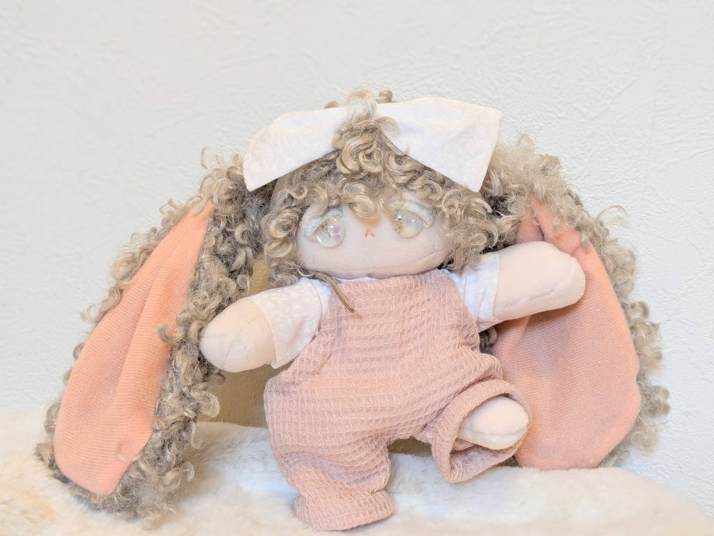 【カボションアイのぬい】グレージュの兎の子