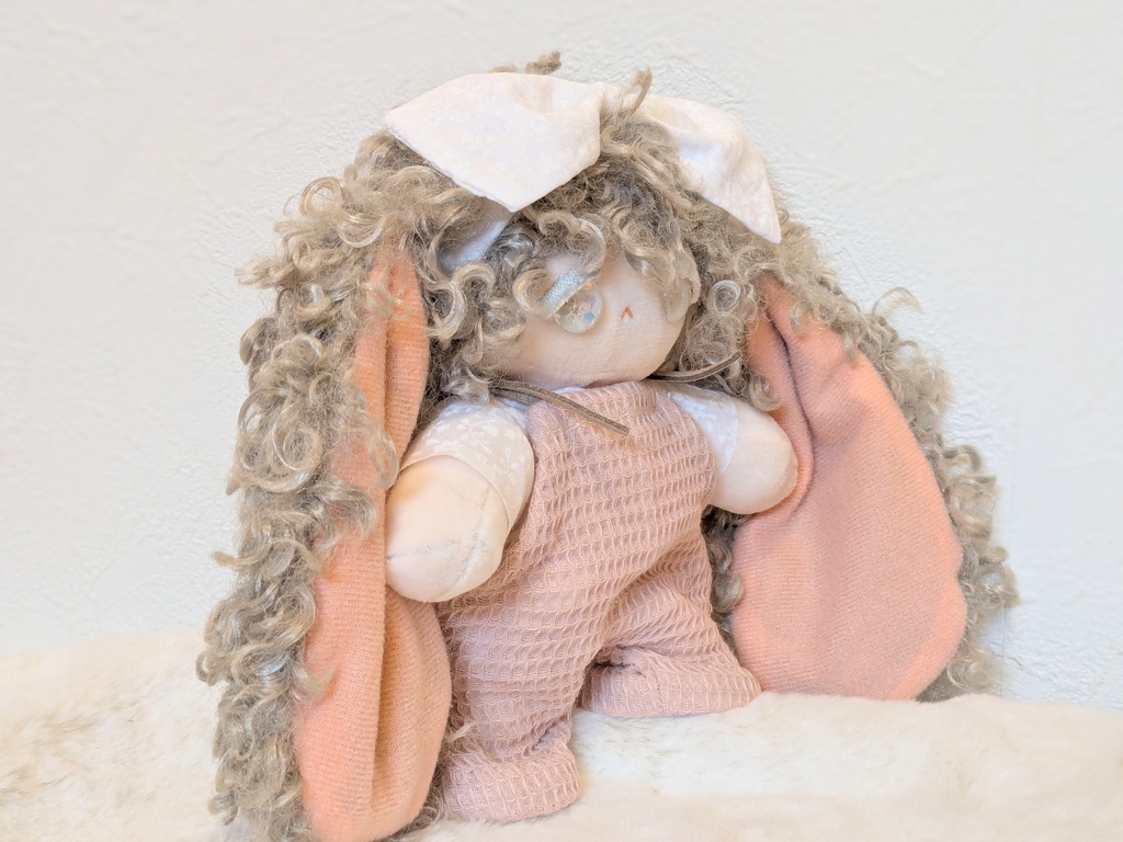 【カボションアイのぬい】グレージュの兎の子