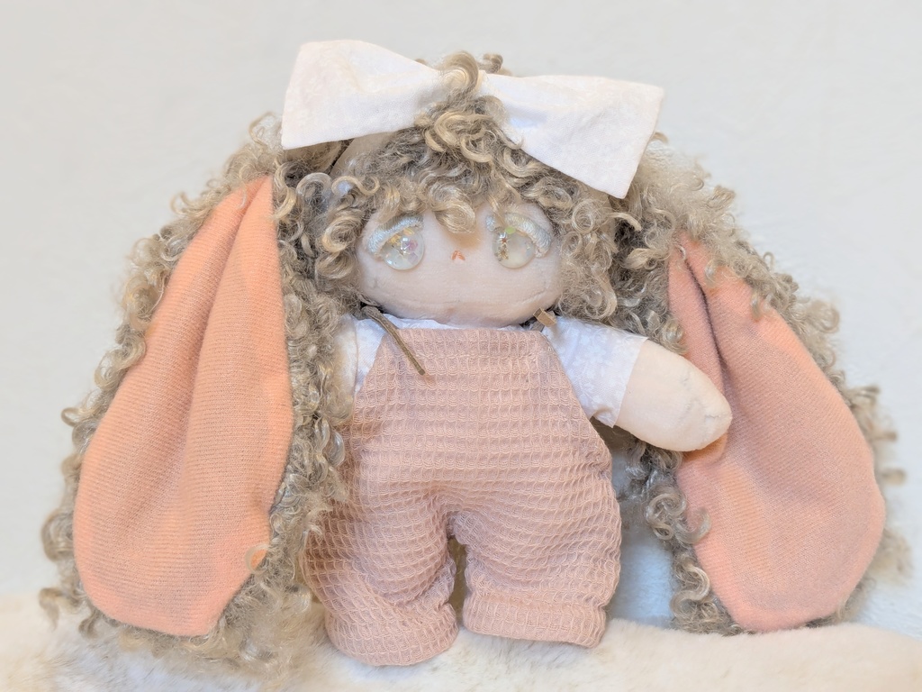 【カボションアイのぬい】グレージュの兎の子