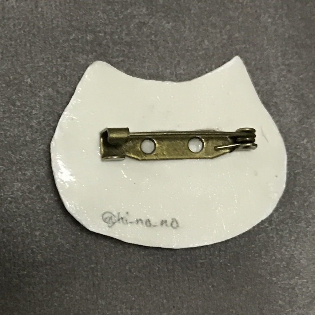 ブローチのねこ(白い顔)です。