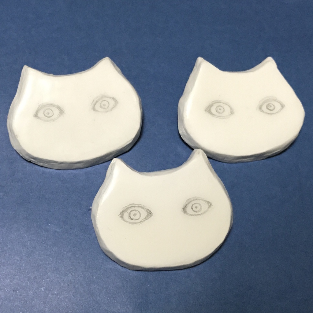 ブローチのねこ(白い顔)です。
