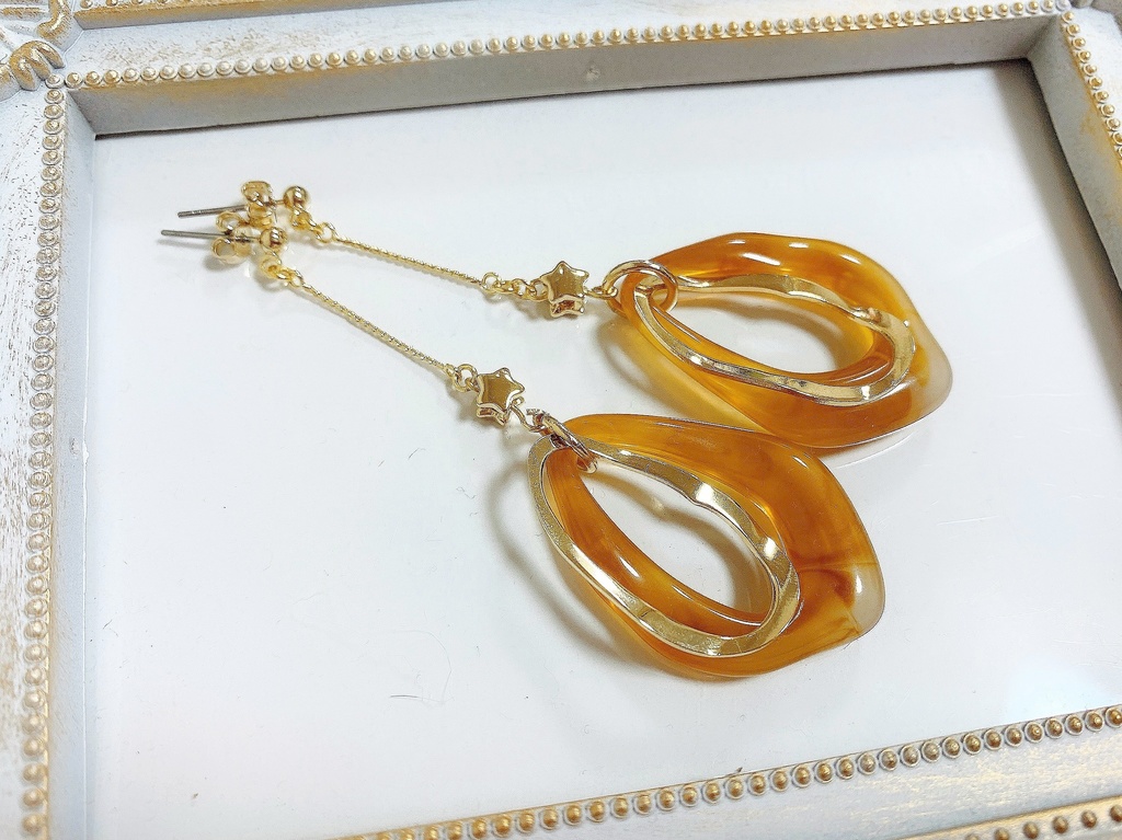 変形アクリルピアス