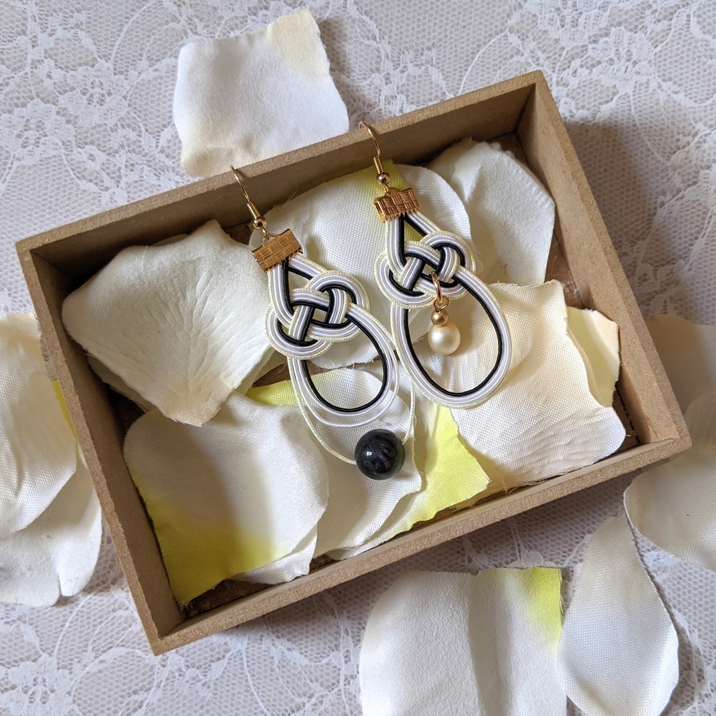 アシンメトリ水引ピアス