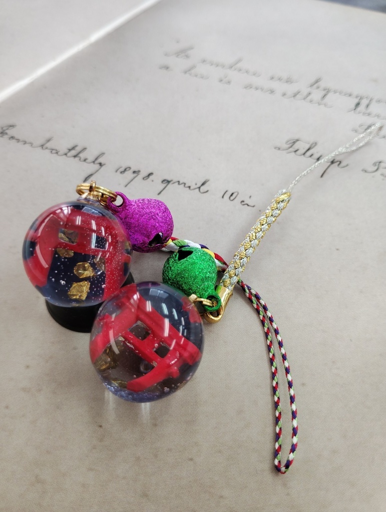 桜がチラリ!鳥居のお守り風根付