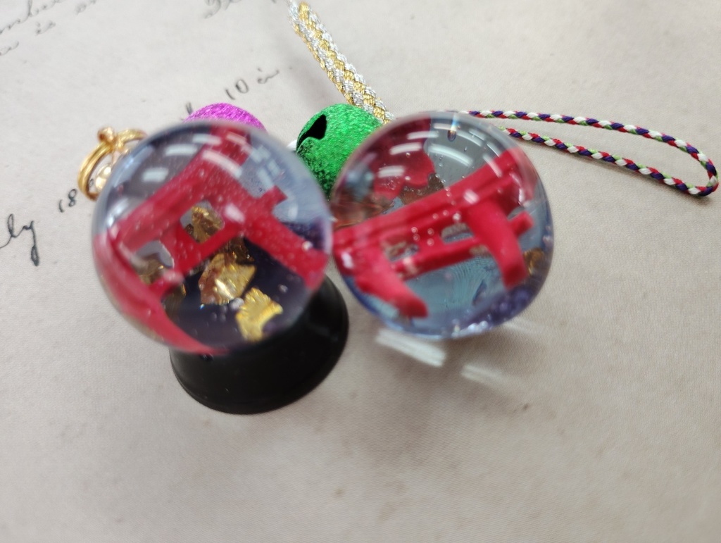 桜がチラリ!鳥居のお守り風根付