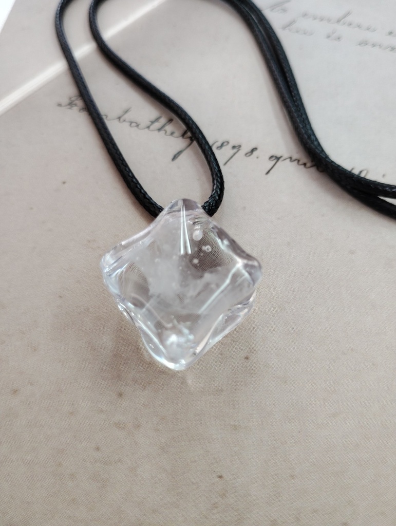 目で涼しむ氷ネックレス