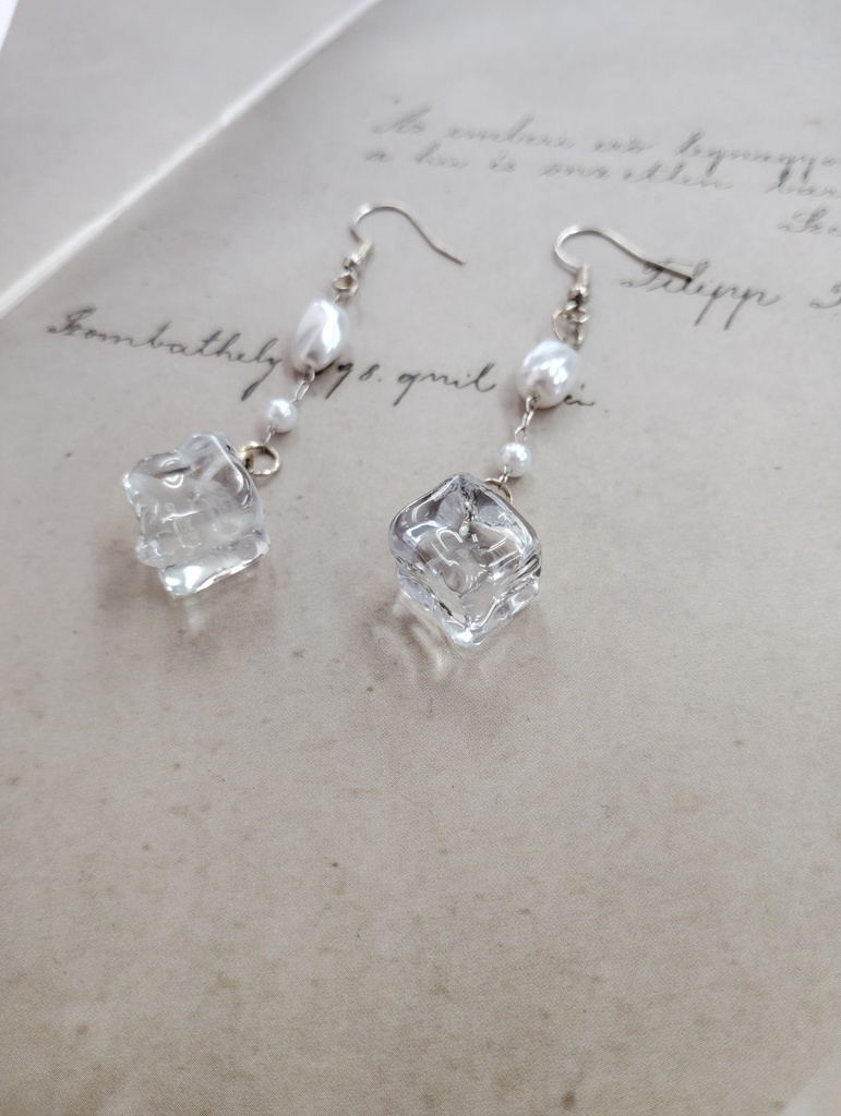 目で涼しむ氷ピアス