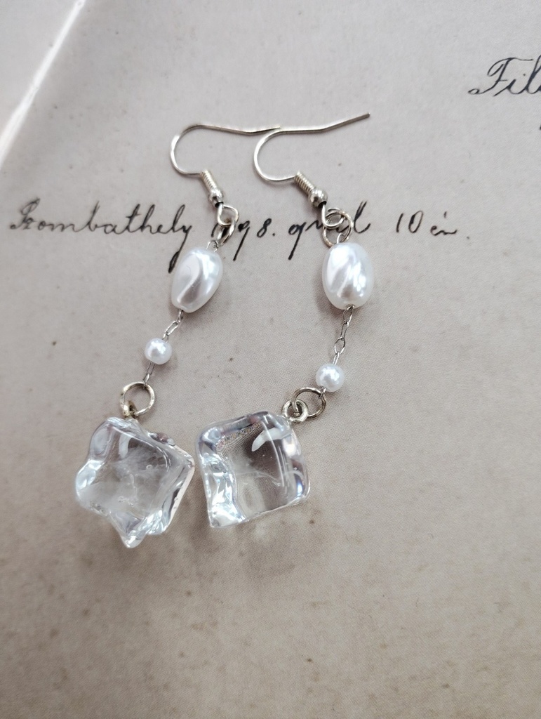 目で涼しむ氷ピアス