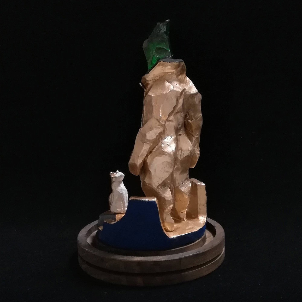 水晶生命体と猫の像