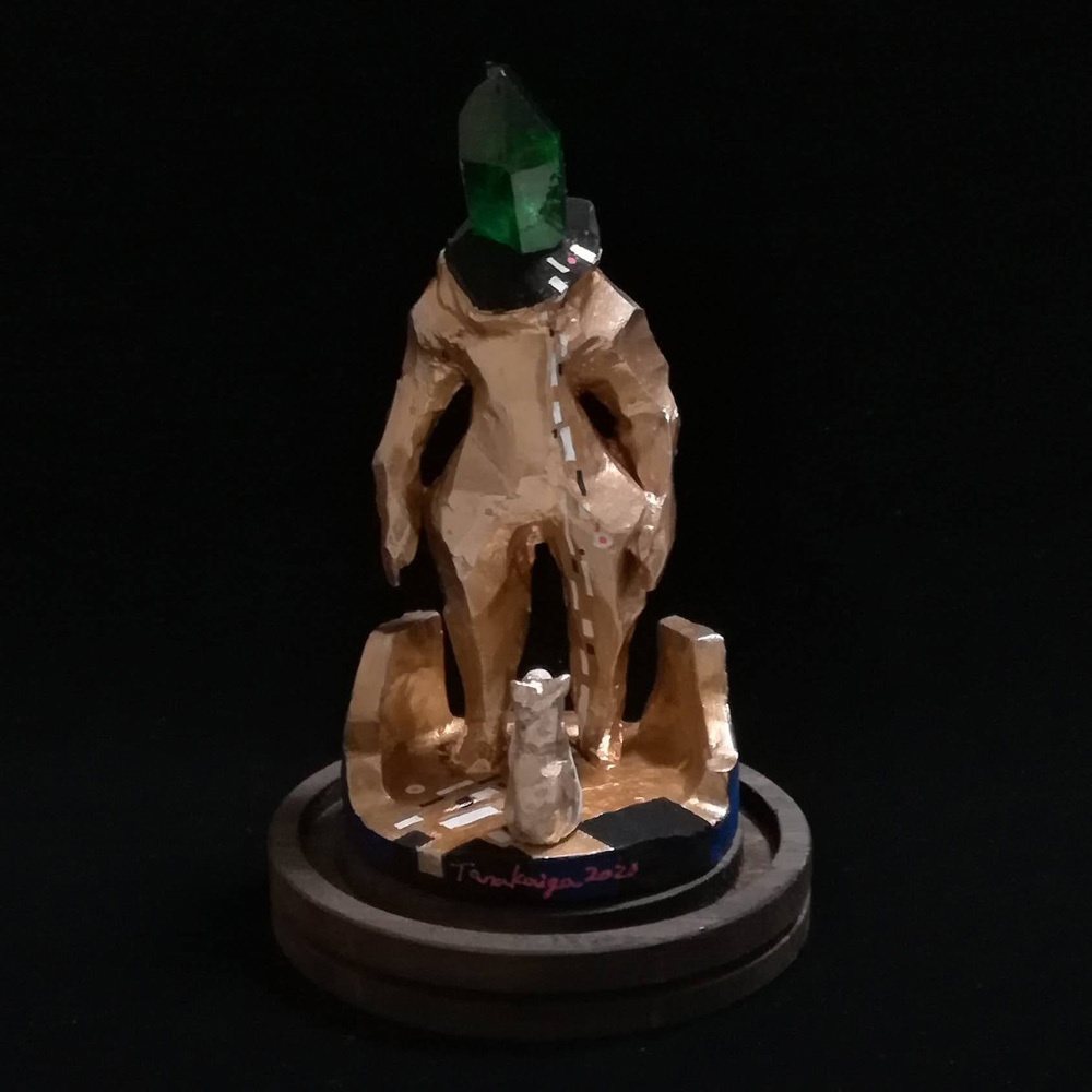 水晶生命体と猫の像