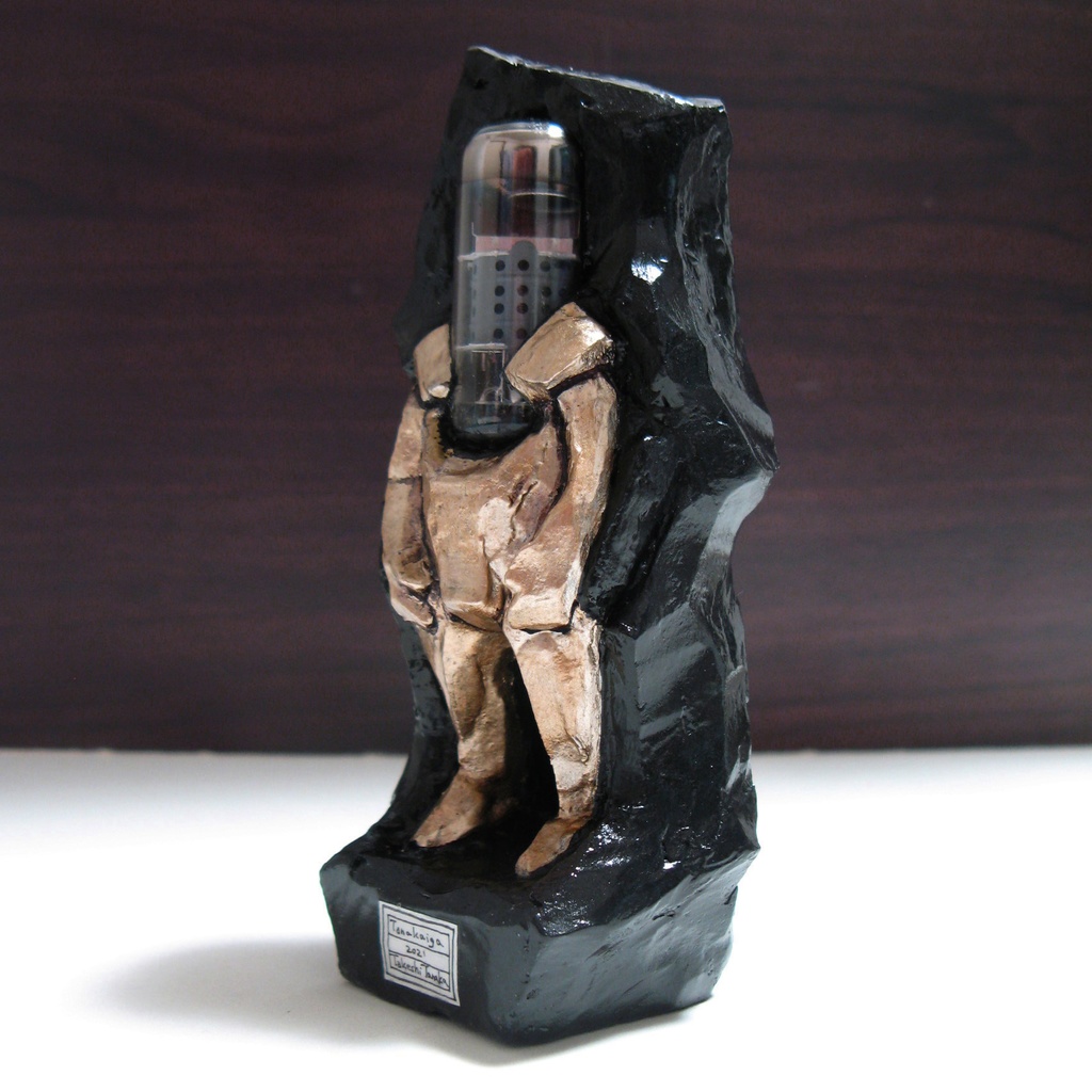 ヒト型真空管の標本 b