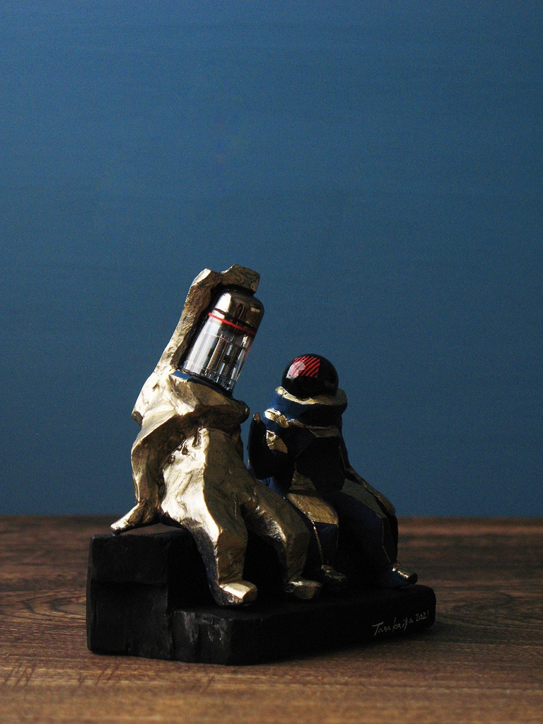 真空管ロボットとその友人像