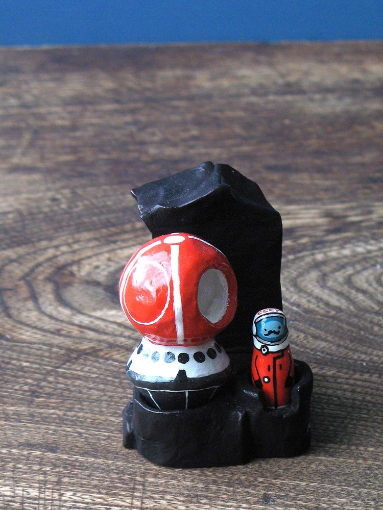 宇宙船ボストーク号の玩具風彫刻(a)