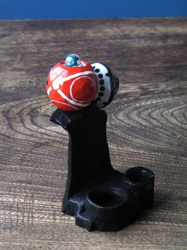 宇宙船ボストーク号の玩具風彫刻(a)