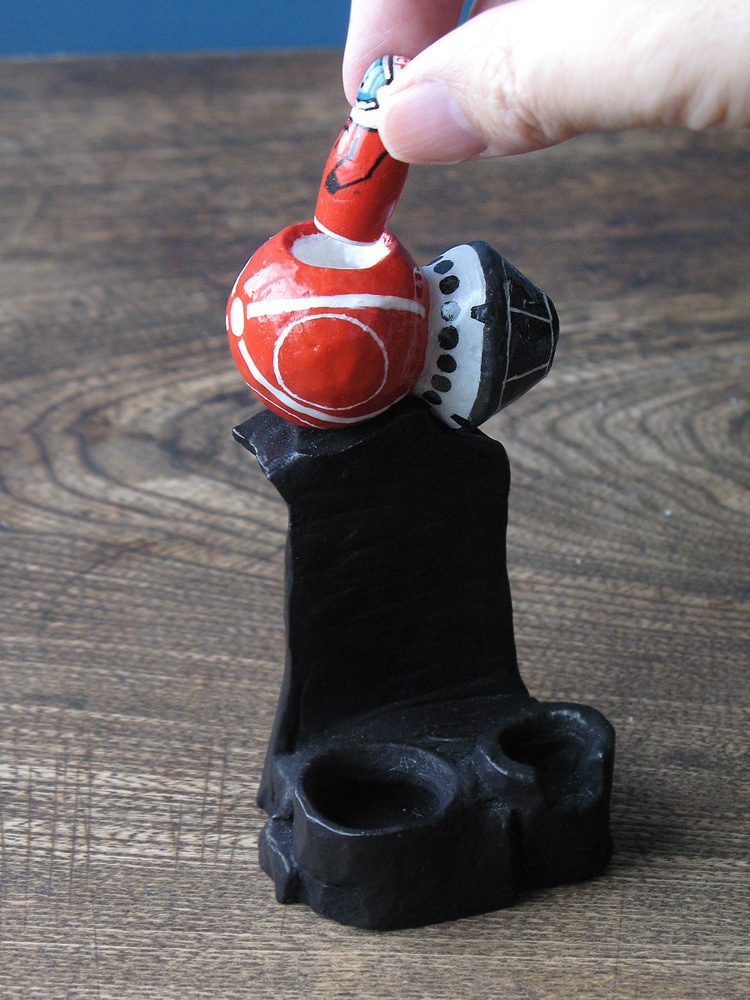 宇宙船ボストーク号の玩具風彫刻(a)