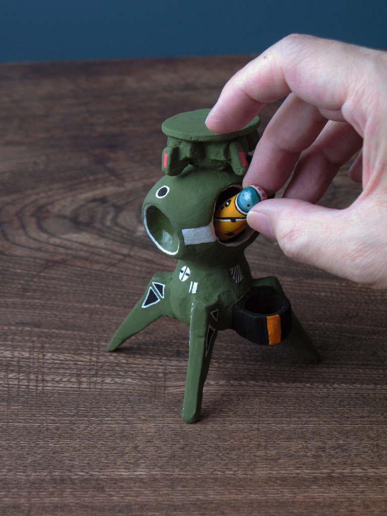 ソビエト月着陸船『LK』の玩具風彫刻