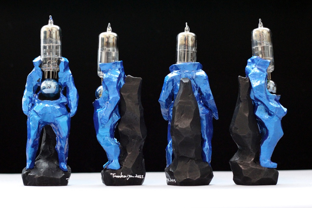 青い真空管の妖精像