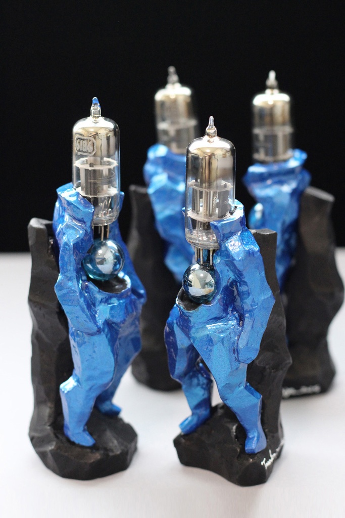 青い真空管の妖精像