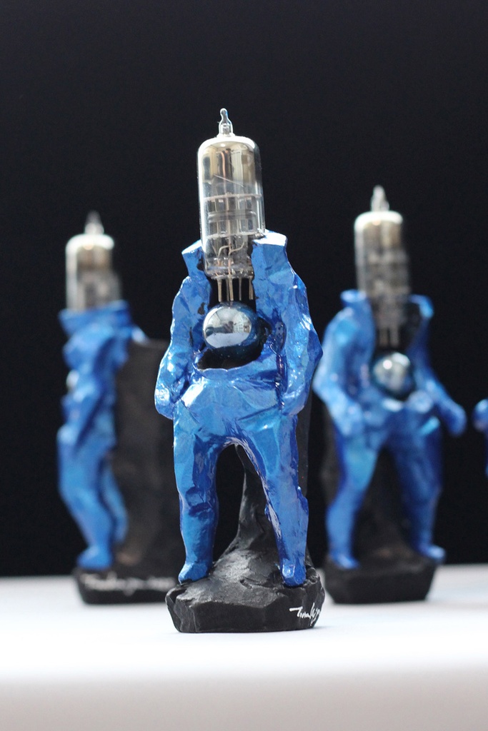 青い真空管の妖精像