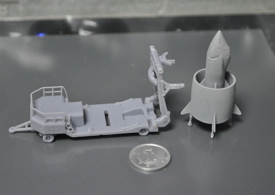 1/144スケール 「C450 コレオプテール VTOL実験機」と「運搬トレーラー」