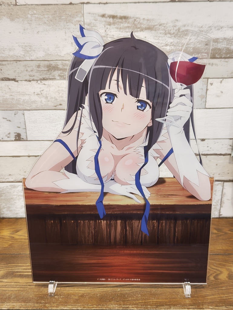 ヘスティアとの酒場でのデート気分が味わえるA3アクリルパネル