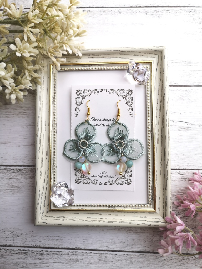 オーガンジー刺繍フラワーのピアス(イヤリング)