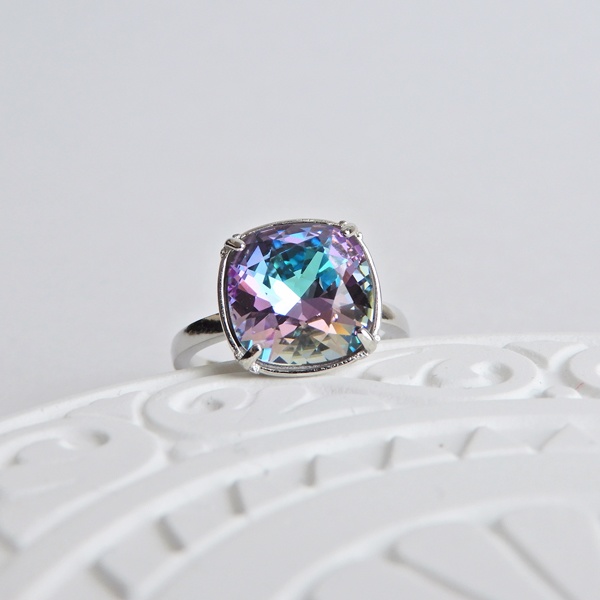 レア色 ヴィトレイルライト|大粒 スクエア スワロフスキー リング|ファンタジー 角度で色が変わる