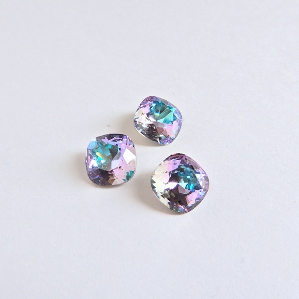 レア色 ヴィトレイルライト|大粒 スクエア スワロフスキー リング|ファンタジー 角度で色が変わる