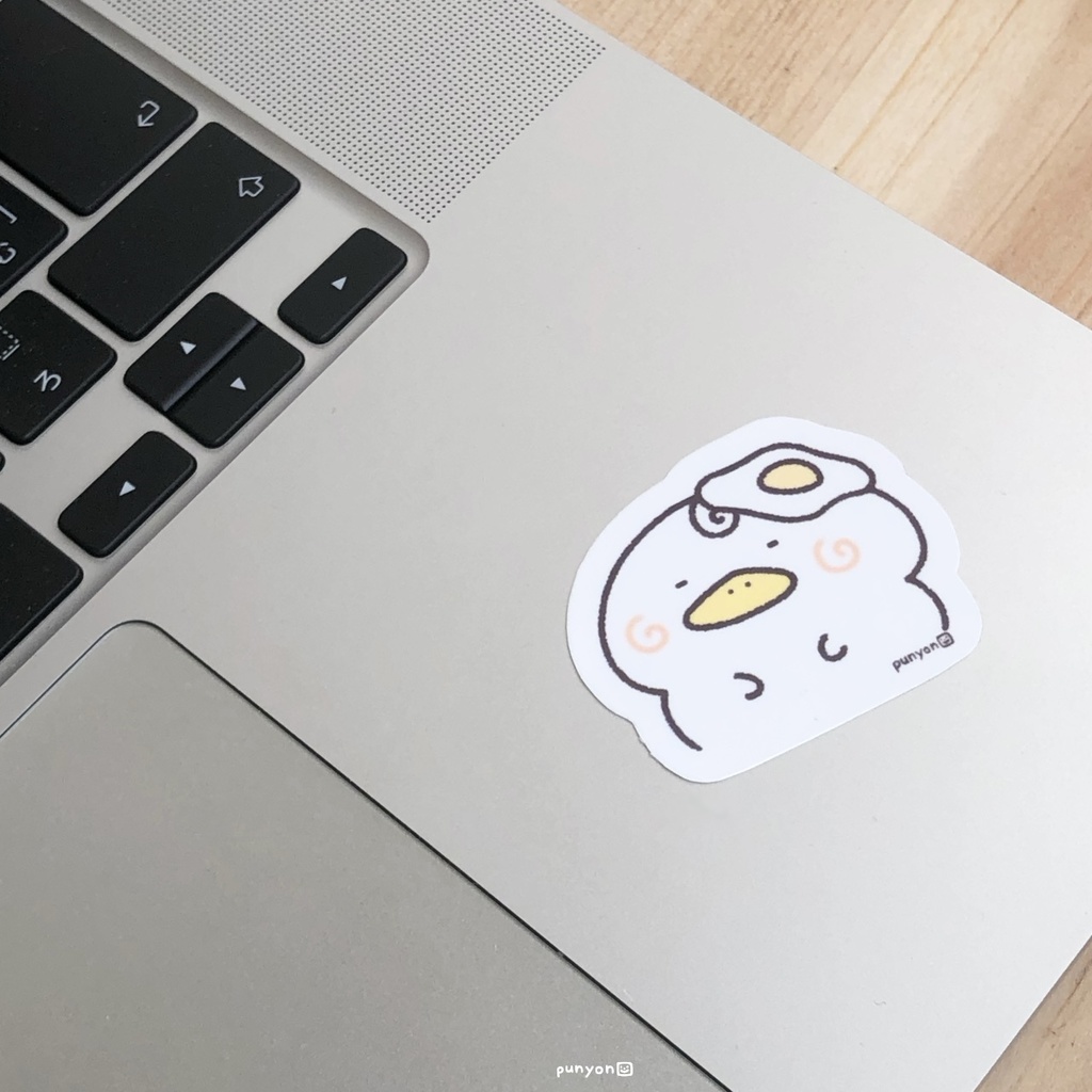 頭の上に目玉焼きくわぴーステッカー