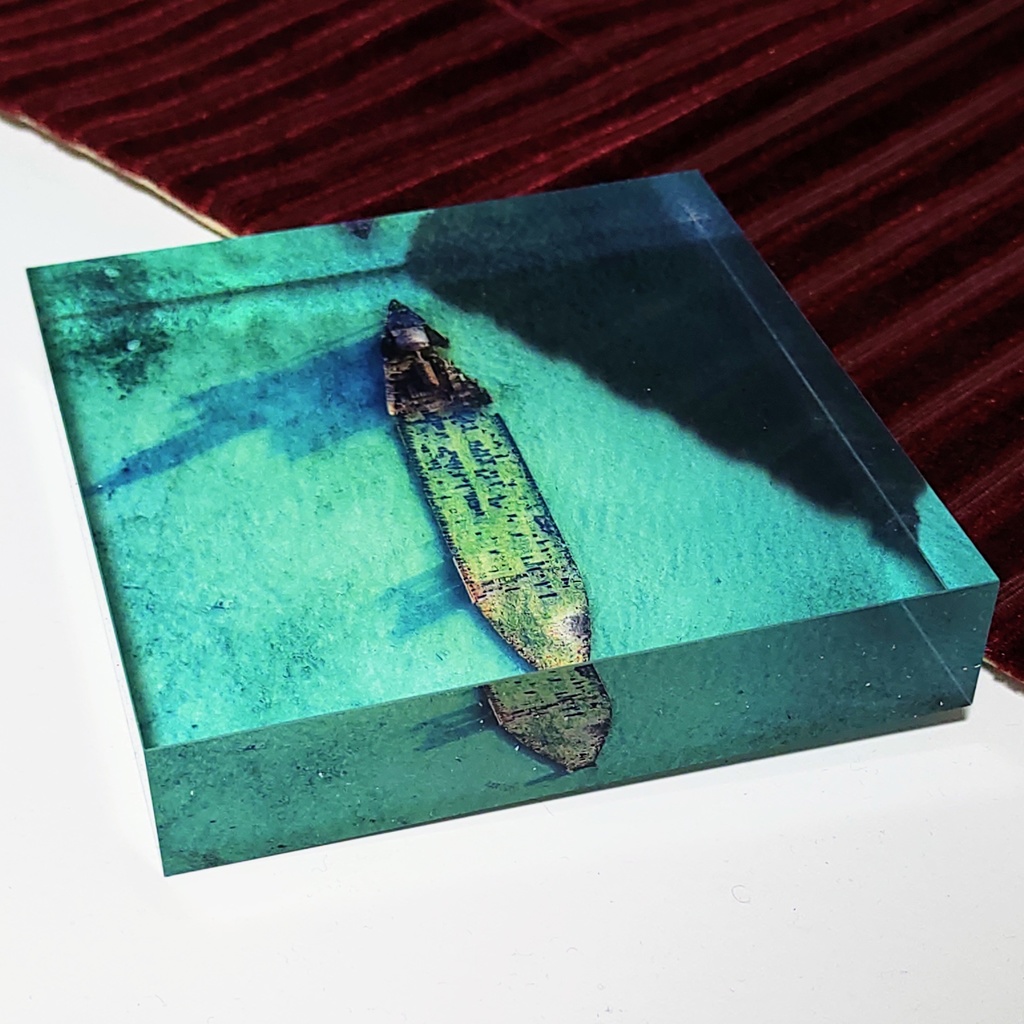 放置された座礁船のアクリルブロック