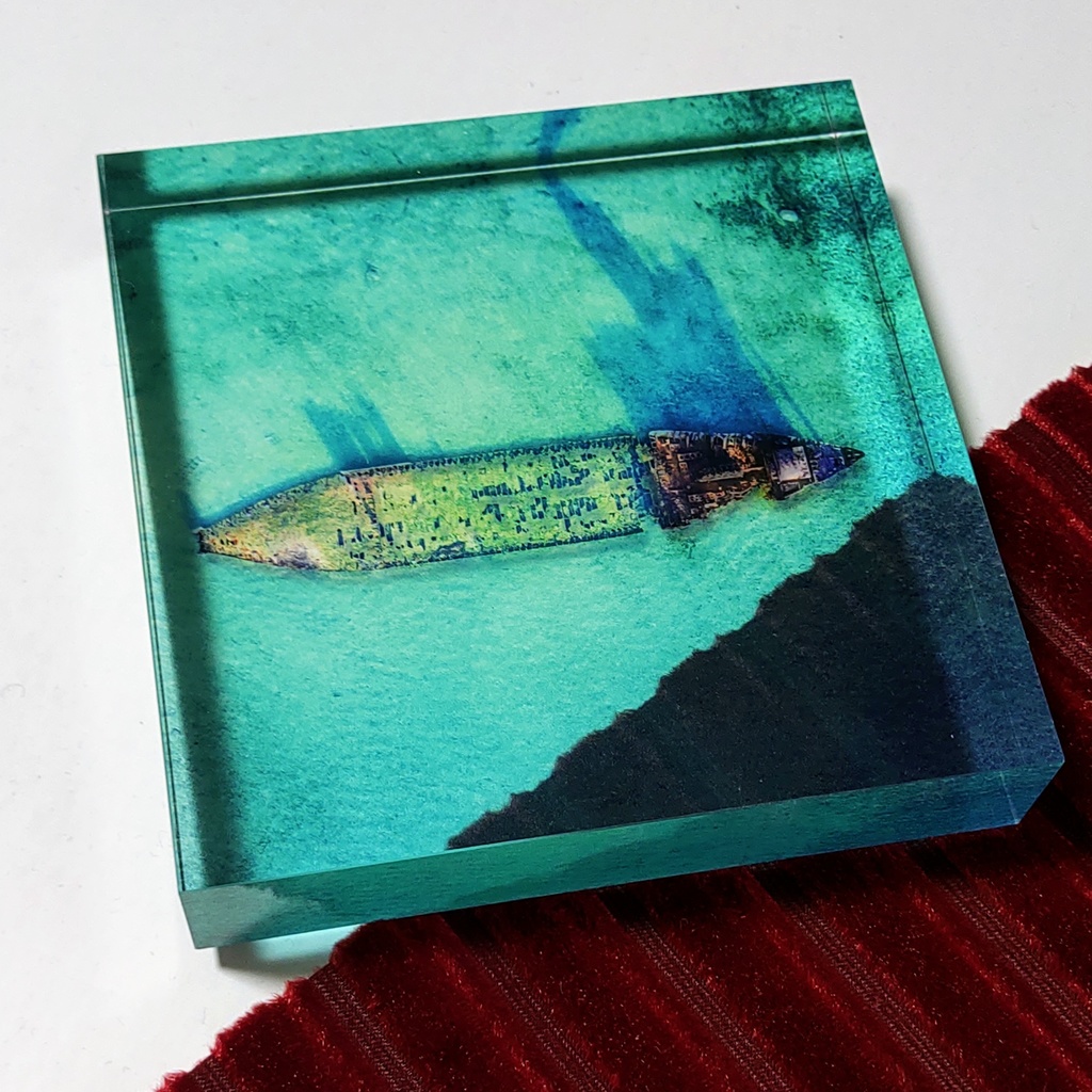 放置された座礁船のアクリルブロック