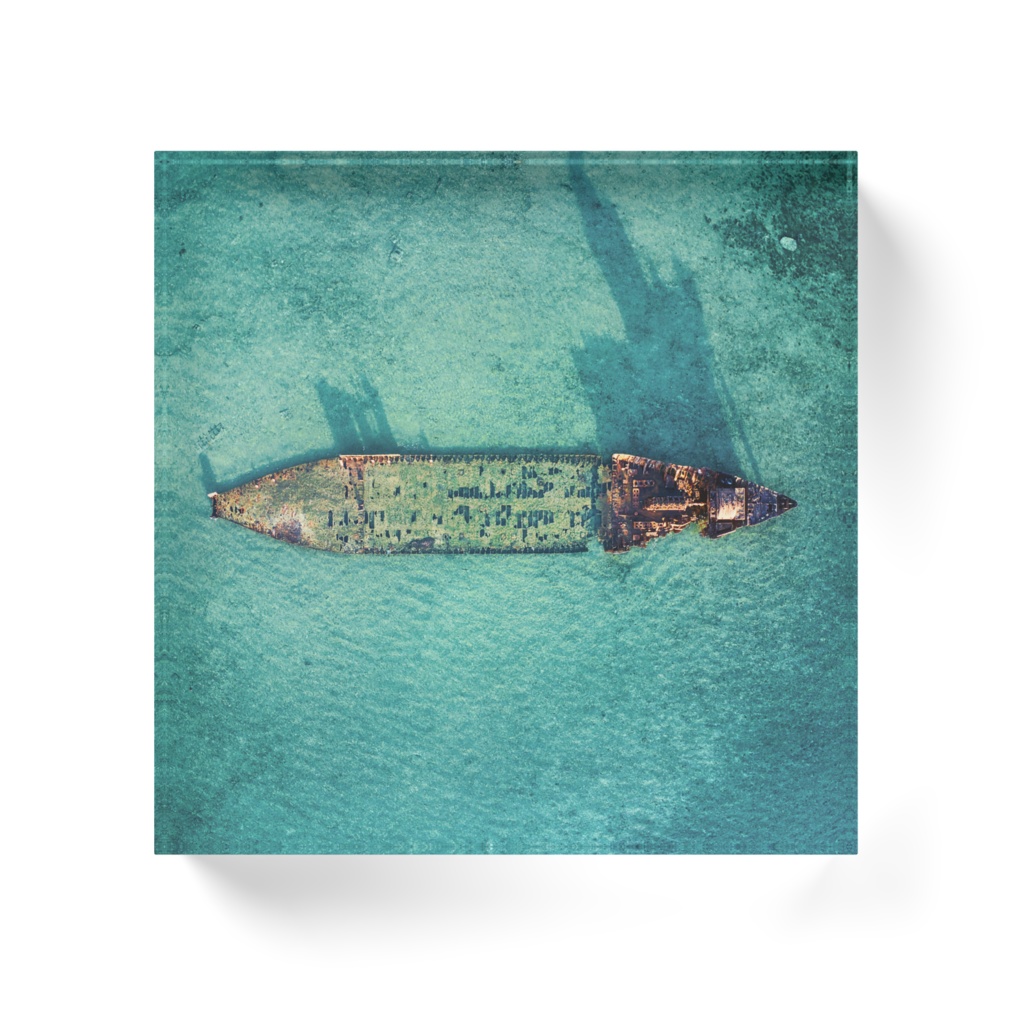 放置された座礁船のアクリルブロック