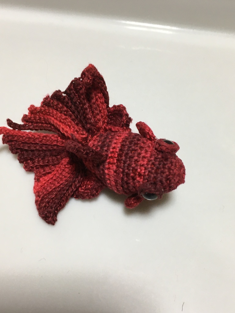 金魚のブローチ 赤黒 Amibozu Booth