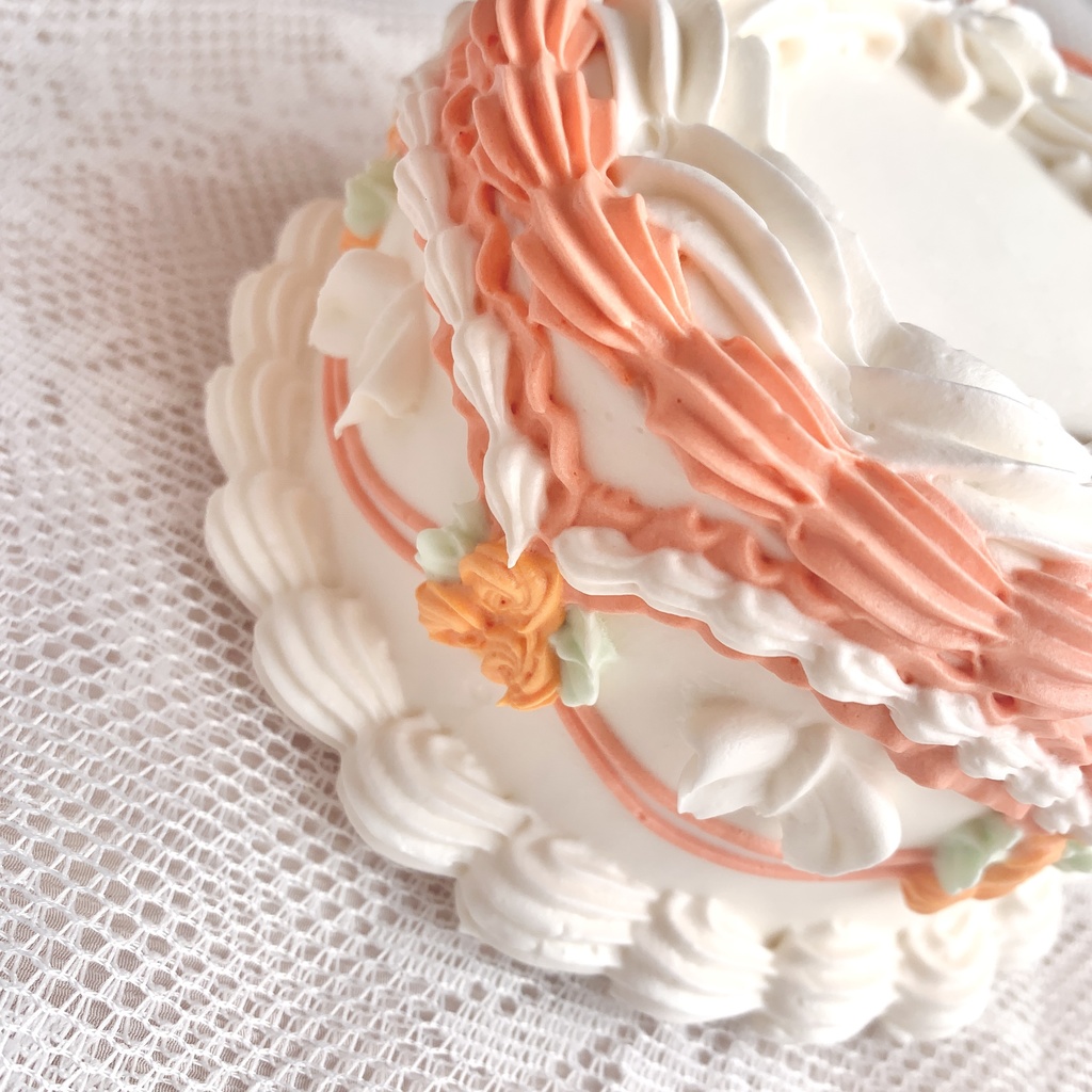 白いリボンとオレンジのお花のフェイクケーキ【46】