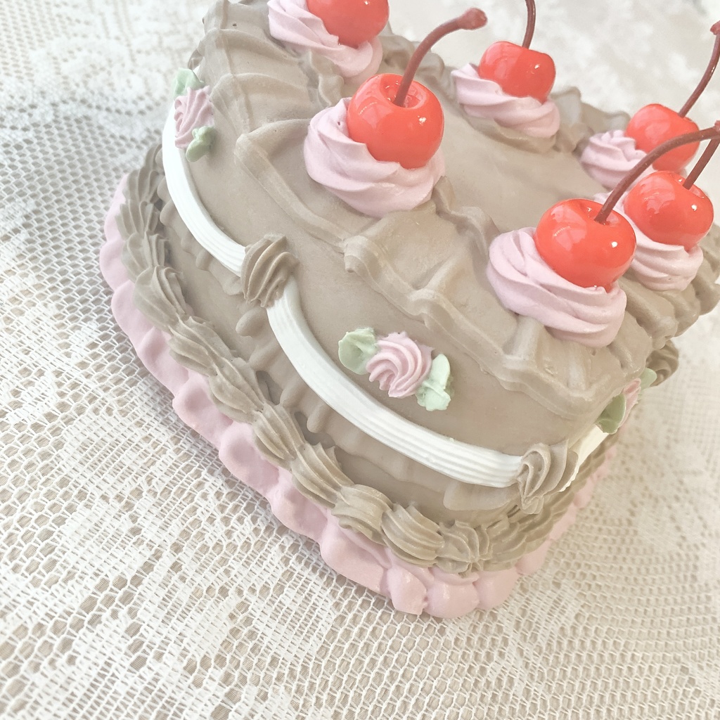 チェリーの乗ったハート型チョコフェイクケーキ【72】