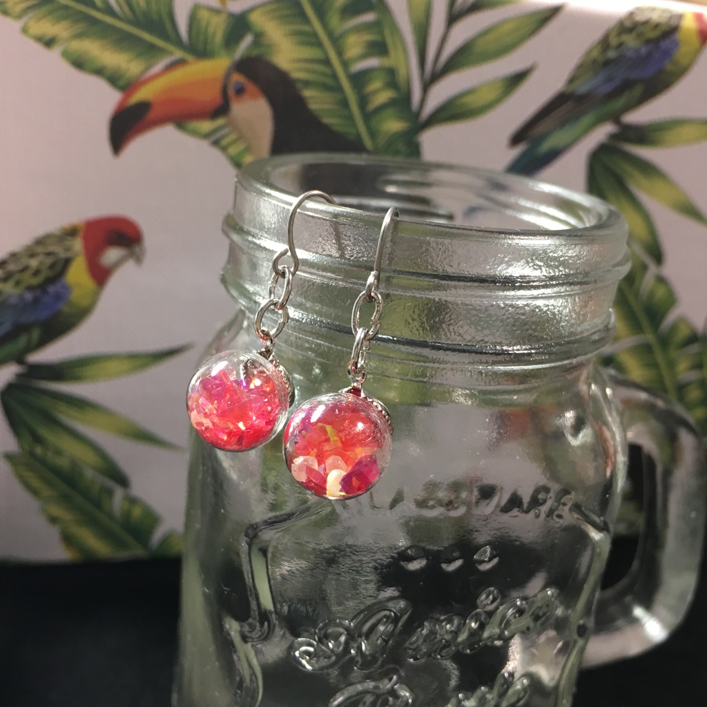 闇夜でほんのり光るガラスドームピアス（赤）