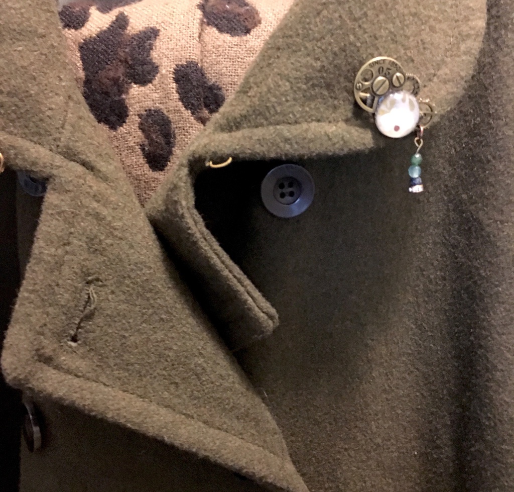 想い出が噛んで動かない歯車ブローチ