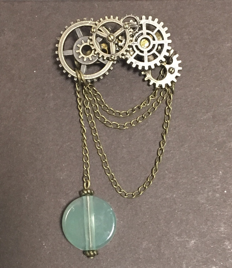 想いが揺れる鈍色歯車ブローチ