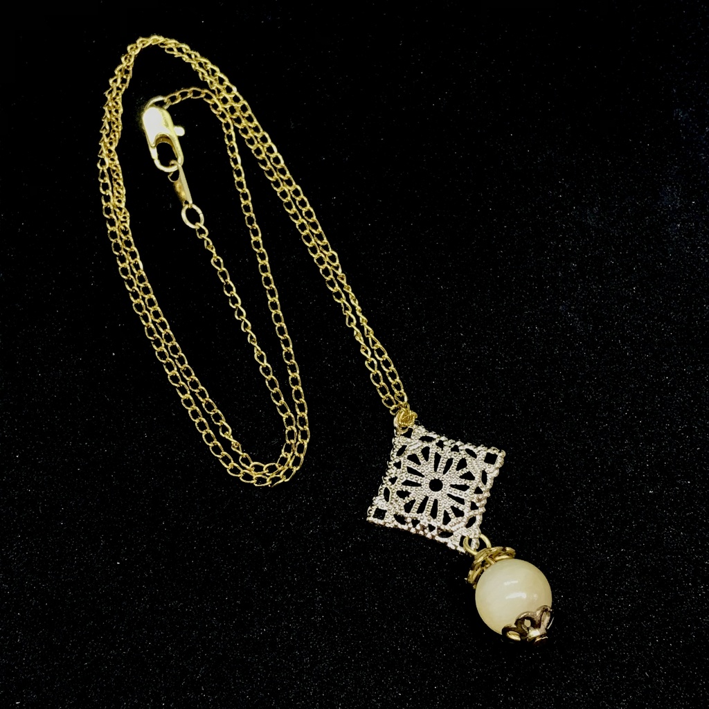 ハニーストーンゴールドチャームネックレス