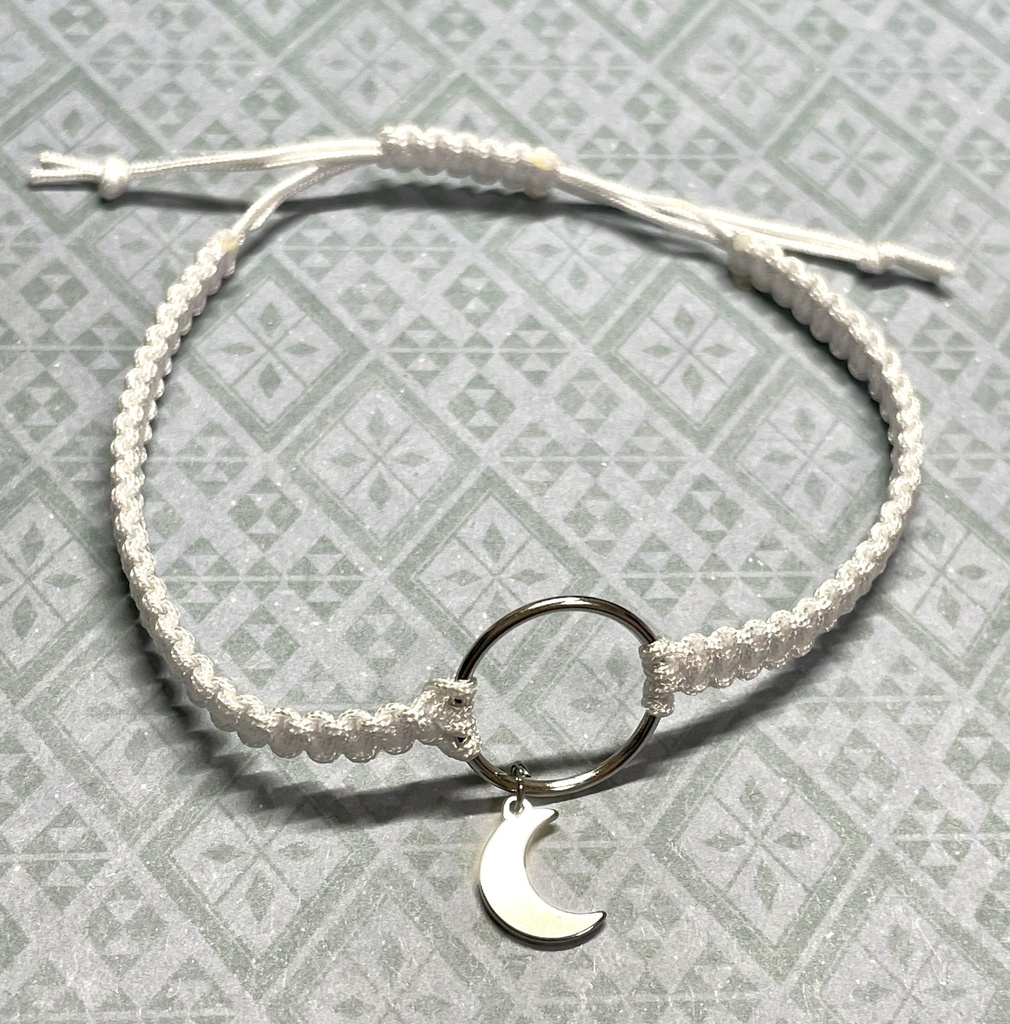 マクラメブレスレット（ホワイト／シルバームーン）