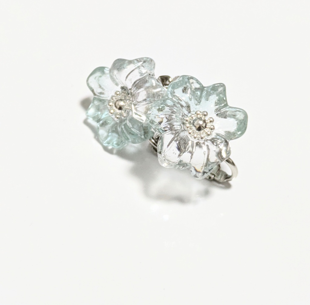 普段使いができる推しカラーイヤリング