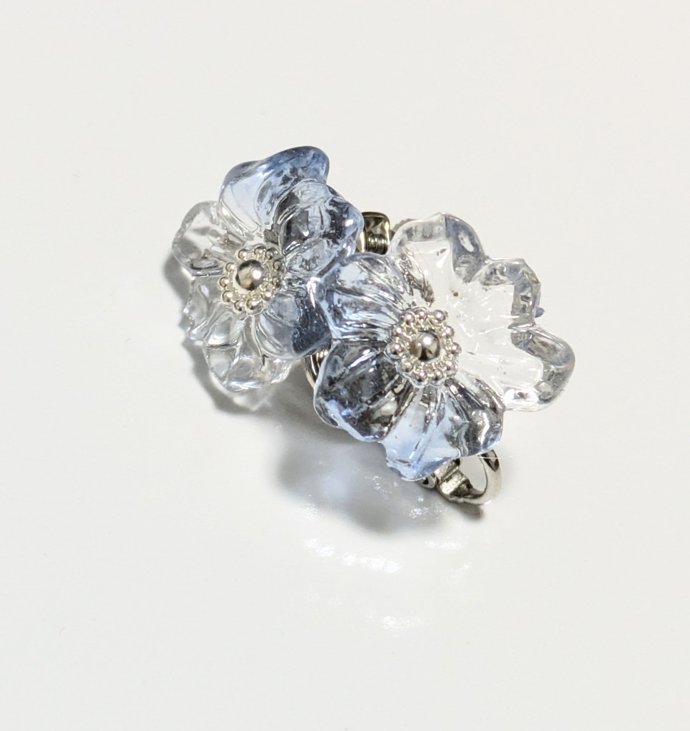 普段使いができる推しカラーイヤリング