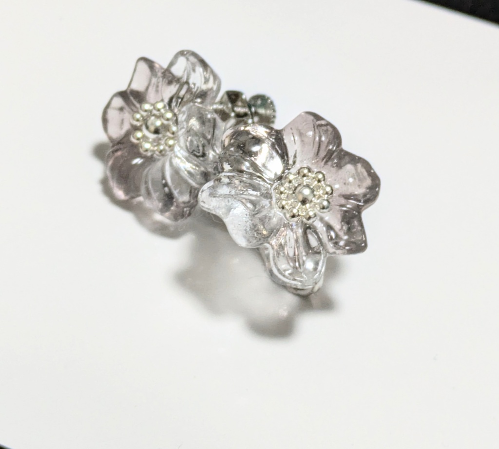 普段使いができる推しカラーイヤリング