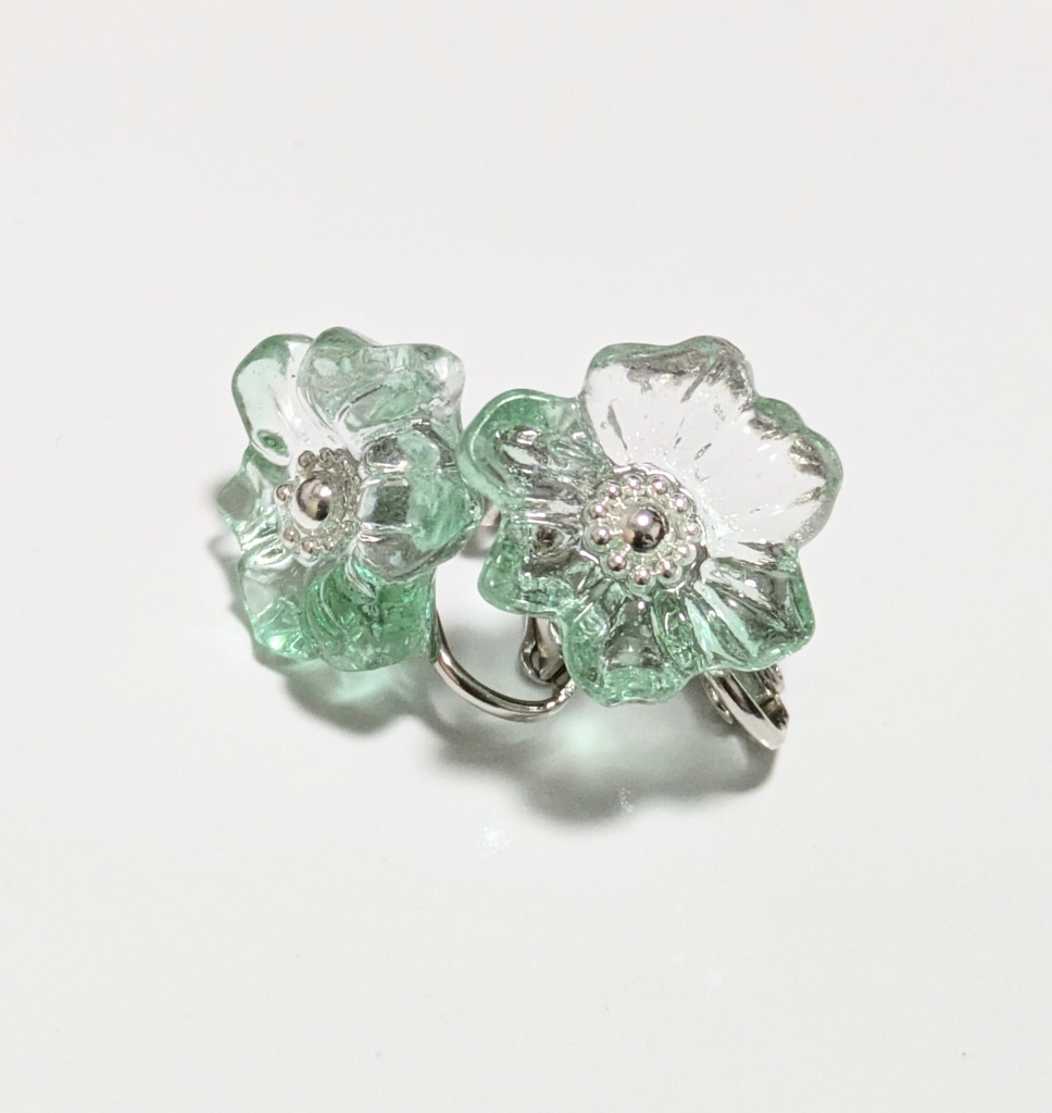 普段使いができる推しカラーイヤリング