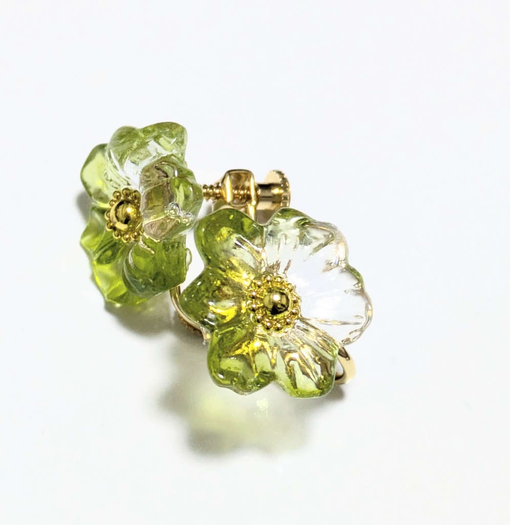 普段使いができる推しカラーイヤリング